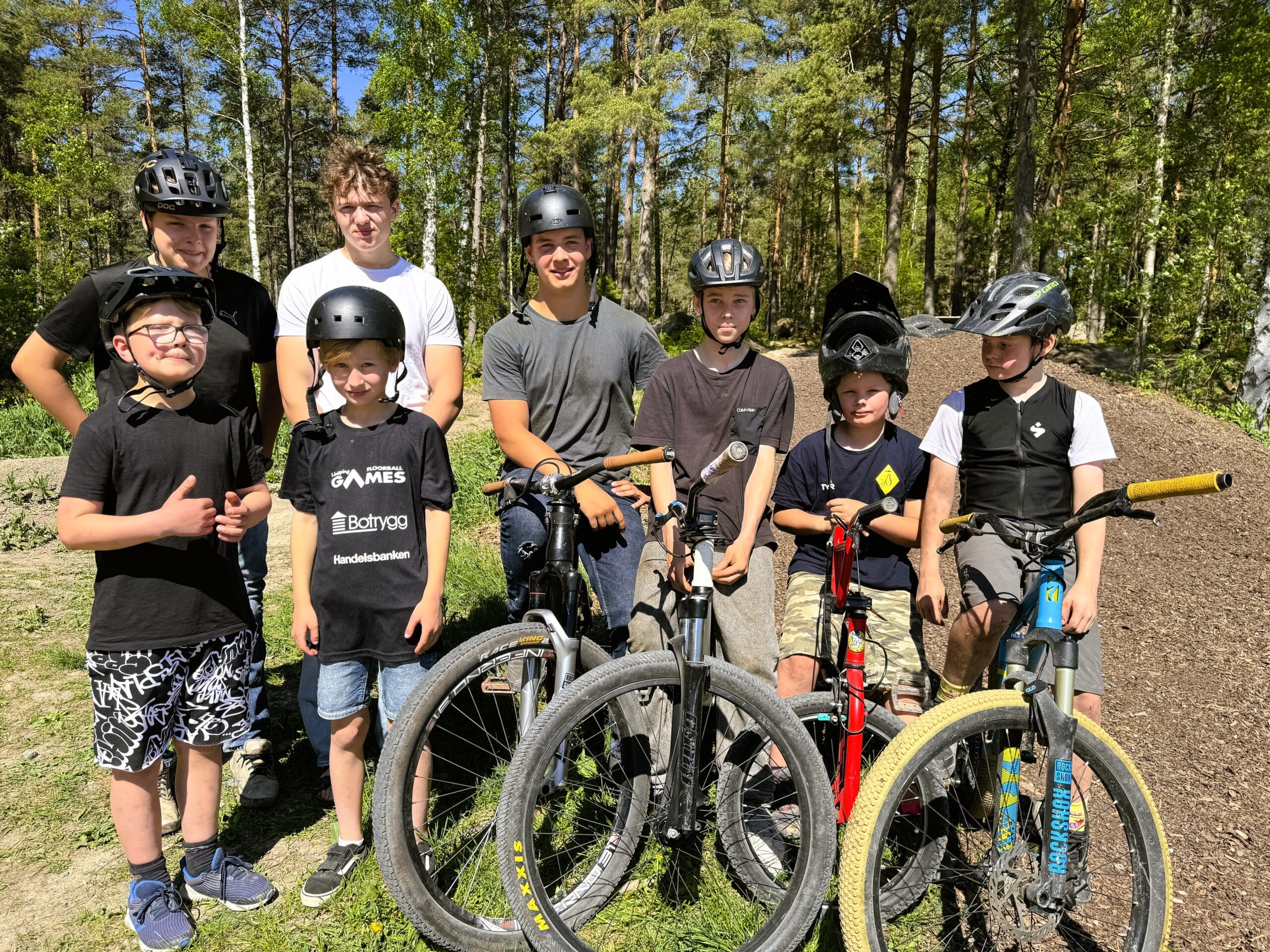 DIRTEN Kungsängen Unga som står och sitter samlade kring ett lågt bord med post-it-lappar.