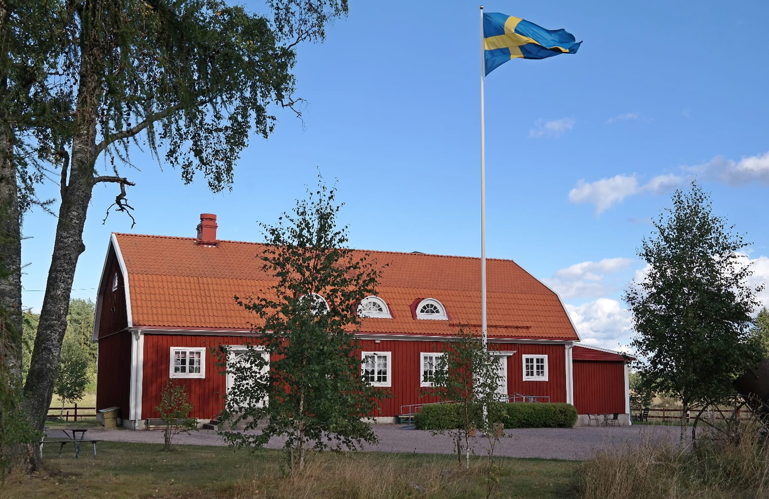 Unga som st&aring;r och sitter samlade kring ett l&aring;gt bord med post-it-lappar.