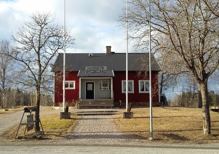 Himmeta Unga som står och sitter samlade kring ett lågt bord med post-it-lappar.