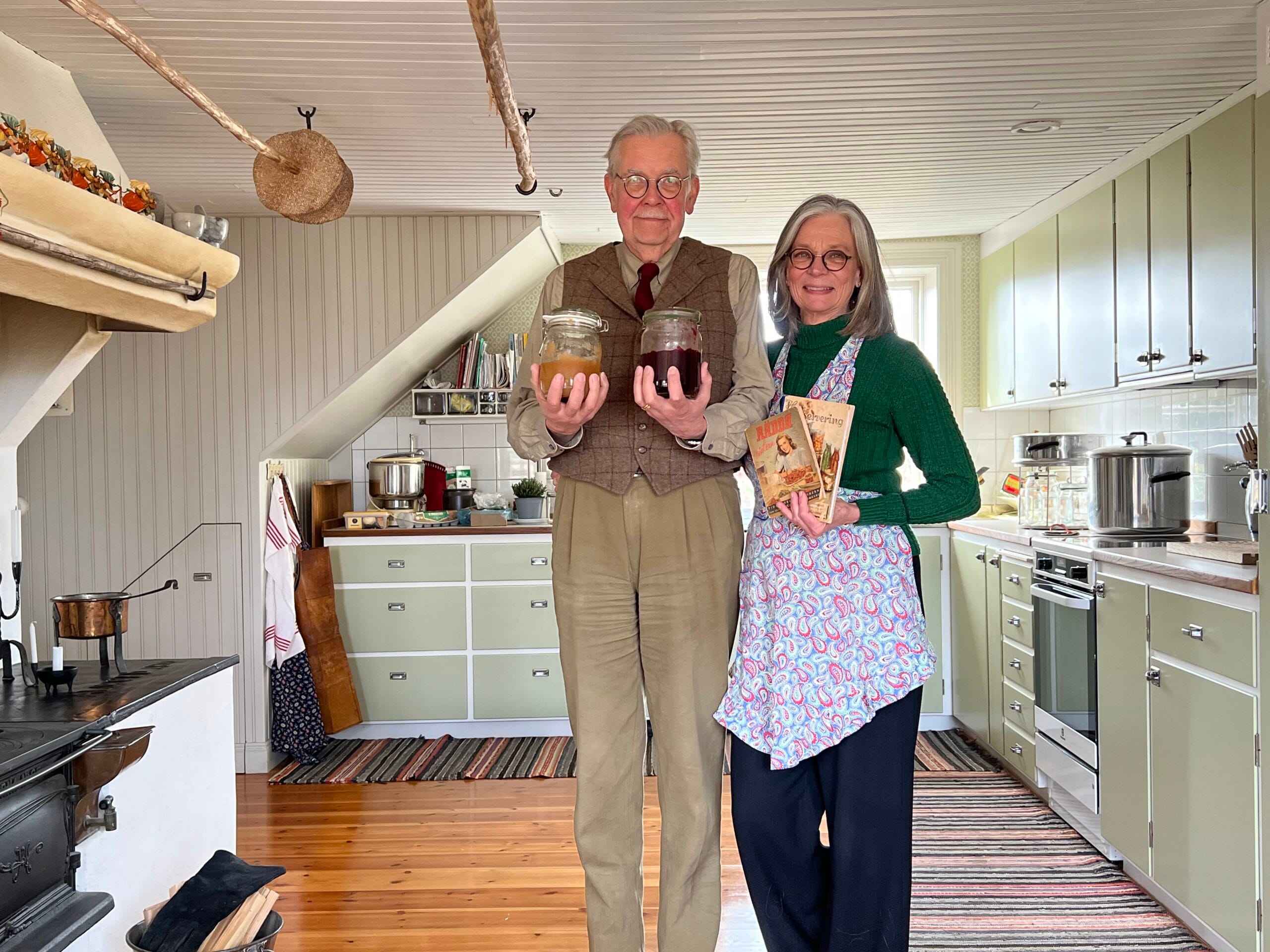 Unga som st&aring;r och sitter samlade kring ett l&aring;gt bord med post-it-lappar.