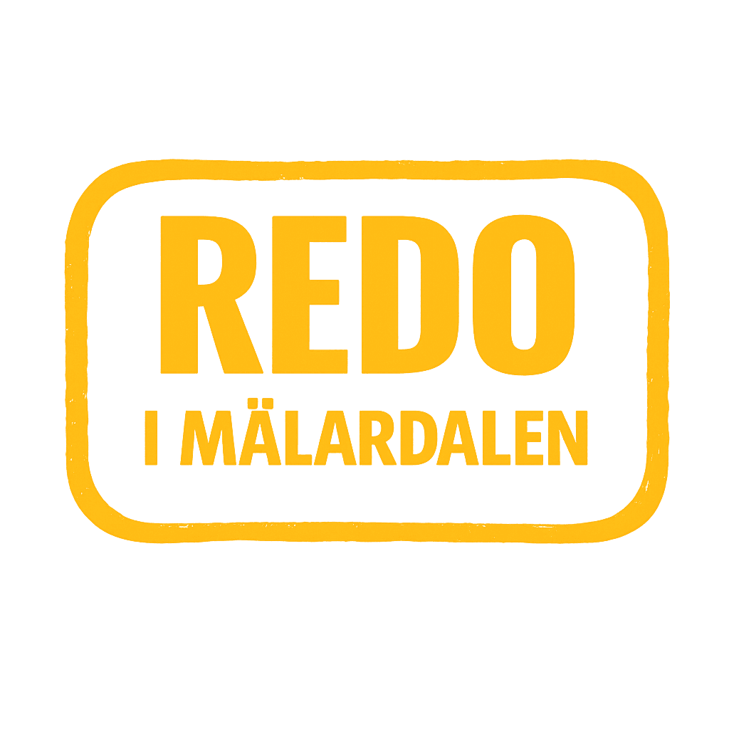 Sn&ouml;t&auml;ckt v&auml;g kantad av tr&auml;d, byggnad och r&ouml;tt staket.