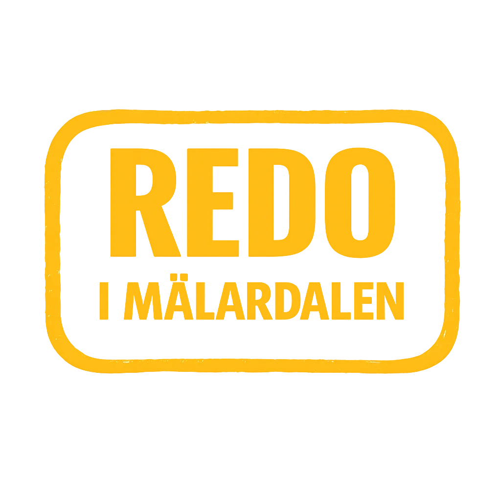 Sn&ouml;t&auml;ckt v&auml;g kantad av tr&auml;d, byggnad och r&ouml;tt staket.